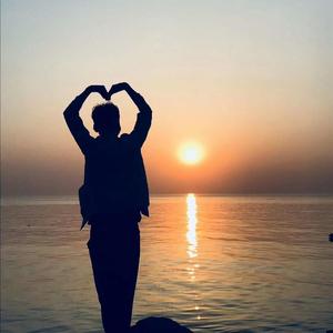 像暗杀似得绕到背后突然拥抱你