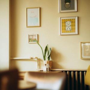 라떼 옆에 놓인 비트