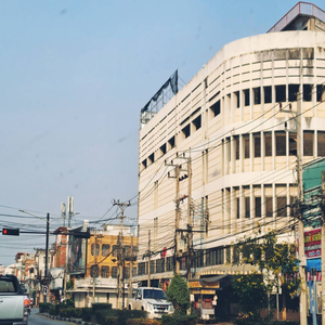 ใจกลางเมืองมีแต่ตึกใจกลางความรู้สึกมีแต่เธอ