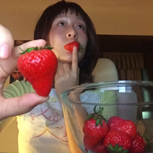 咬一口草莓！（Take A Bite)