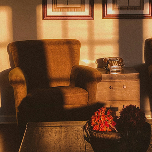 낡은 소파에 기대어