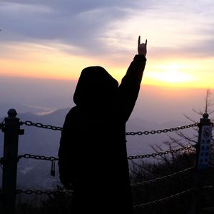 火车驶向云外，梦安魂于九霄