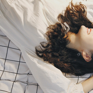 周末十平米的出租屋里