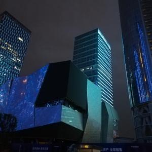 滑板女孩与烧烤摊