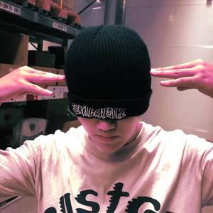 不是很想发的三段话{ prod：Simon Marcus }