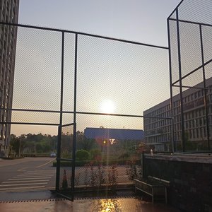 蓝天白云小溪山间