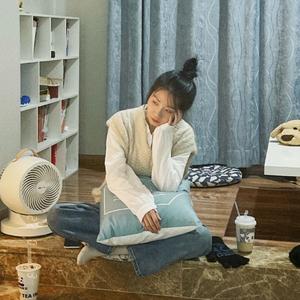 举镜子的女孩（翻自 张子枫）