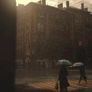 人潮拥挤 我好多余