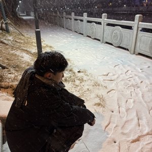 路灯下雪花飘成你的轮廓