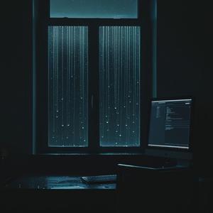 雨音がリズムを刻む夜