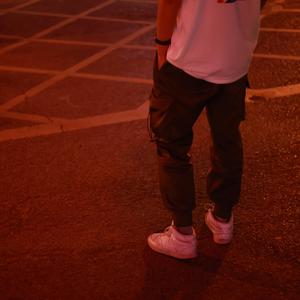 后营沥青路上漫步的孔雀（弹唱木推瓜）