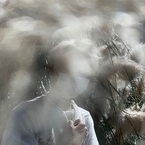 我们打着光脚在风车下跑，手上的狗尾巴草摇啊摇