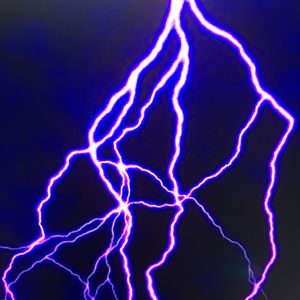 一道紫色闪电⚡