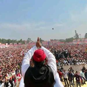 Yogi Se Achhe Akhilesh Hai