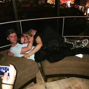 Waiting For Love So Far Away home（等待爱如此遥远）