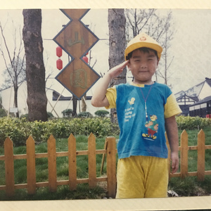 日光像斧斤凿破黑暗那样破开天空