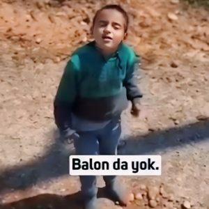 Parti arabası peşinden koşan çocuk