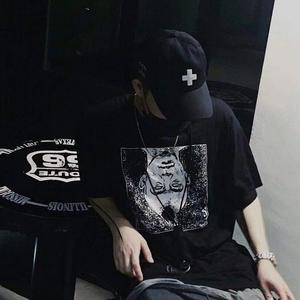 这只棕色的伶俐狐狸跳过一只懒惰的狗