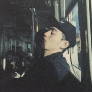 你爱着谁 心徒留几道伤