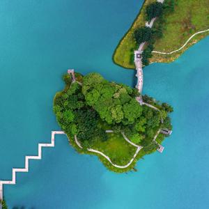 who is dancing in the water