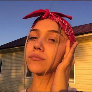 Каждый ищет счастья, хочет прогнать февраль.