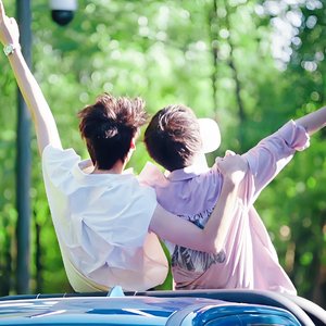 영원히 손 맞잡고 （永远手牵手）