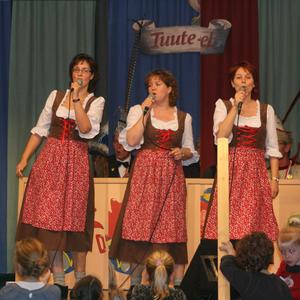 Tuute Truuj en Boene Lei (feat. WAM: Wendy Verheijen, Annelies Manders, Marieke Claessens)