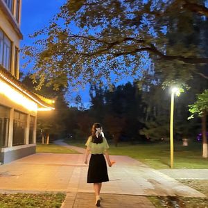 夜是克莱因蓝的忧伤