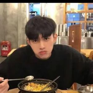 晚风轻拂老街窗