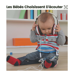 Les filles et les garçons sortent pour jouer à la comptine