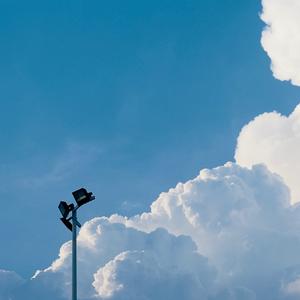 在你快要忘记的时候我突然出现在你梦里