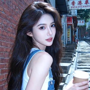 一个人撑伞一个人擦泪