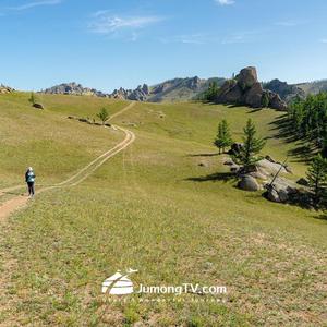 草原の道をたどって