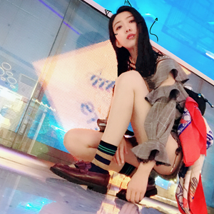 路灯下的小萝莉