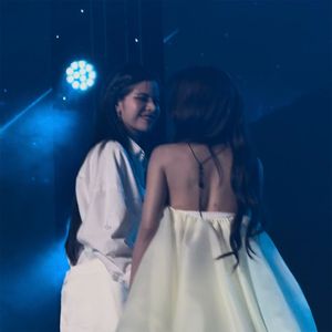โลกอีกใบ (平行时空)-Fay Kunyaphat、May Yada