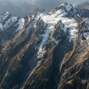 Gletscherspalten und Bergmassiv