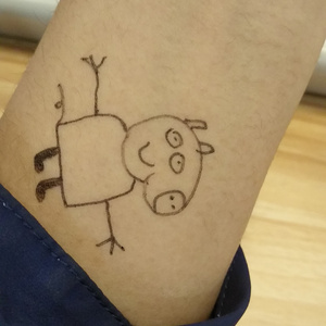 请你翩翩起舞转动黑色长裙，我会不远万里赴你一面之约