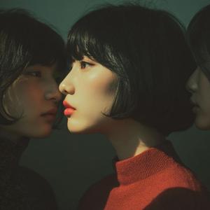 何故