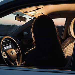 霓虹下的孤独人