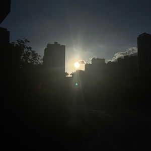 亲爱的你躲在那里发呆转换