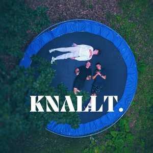 KNALLT.