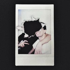 TRA LE DITA (fragile)