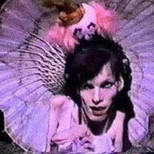 bailando triste en mi habitación