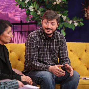 Qalo, Vin Mogtsa Mshveneba