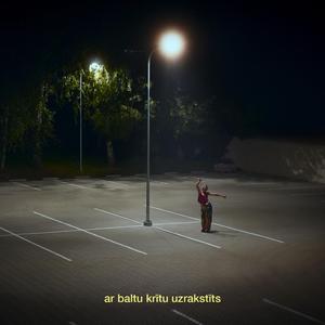 Ar baltu krītu uzrakstīts