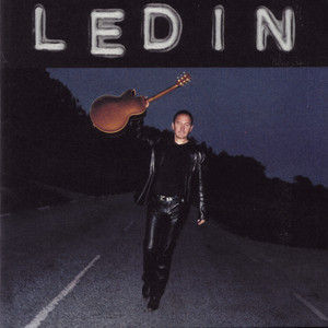 Hon brukar vänta på bussen