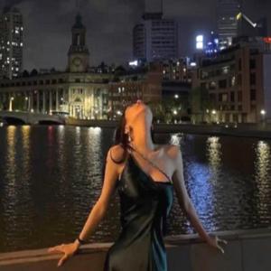 차가운 창틀에 앉아