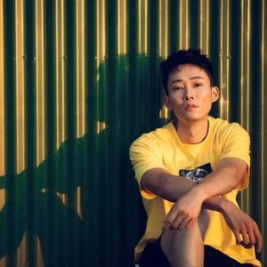 弹吉他的男生