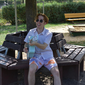 Egy Napszemüveges Srác Elfekszik A Lány Vállán