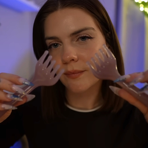 Tapotements relaxants sur un vieux livre et bruit des pages